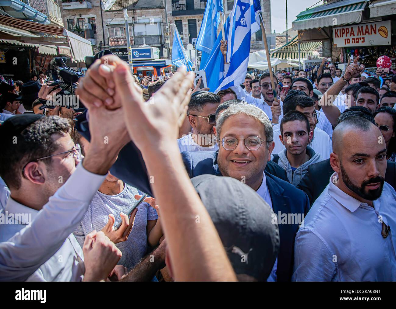 Gerusalemme, Israele. 28th Ott 2022. Itamar ben-Gvir leader del partito ultra nazionalista di estrema destra Otzma Yehudit, con i suoi sostenitori durante una visita al mercato aperto Mahane Yehuda a Gerusalemme. Le elezioni nazionali del 5th in quattro anni si terranno il 1 novembre. Il 2 novembre gli israeliani potrebbero svegliarsi di una realtà in cui il suo partito nazionalista di estrema destra, Il sionismo religioso ''' che comprende il partito ultra nazionalista Otzma Yehudit sarà il terzo partito più grande del parlamento e un membro chiave di una coalizione guidata dal leader dell'opposizione e dall'ex primo ministro Benjamin Netanyahu. (Credit Image: © Ey Foto Stock