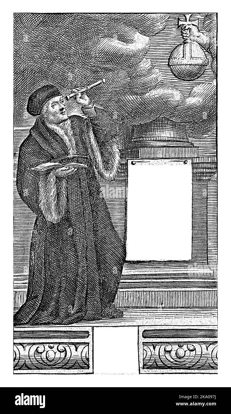Desiderius Erasmus guarda le nuvole con binocoli e vede apparire una mano tra le nuvole che reggono un orbo. A destra una targa con il titolo Foto Stock