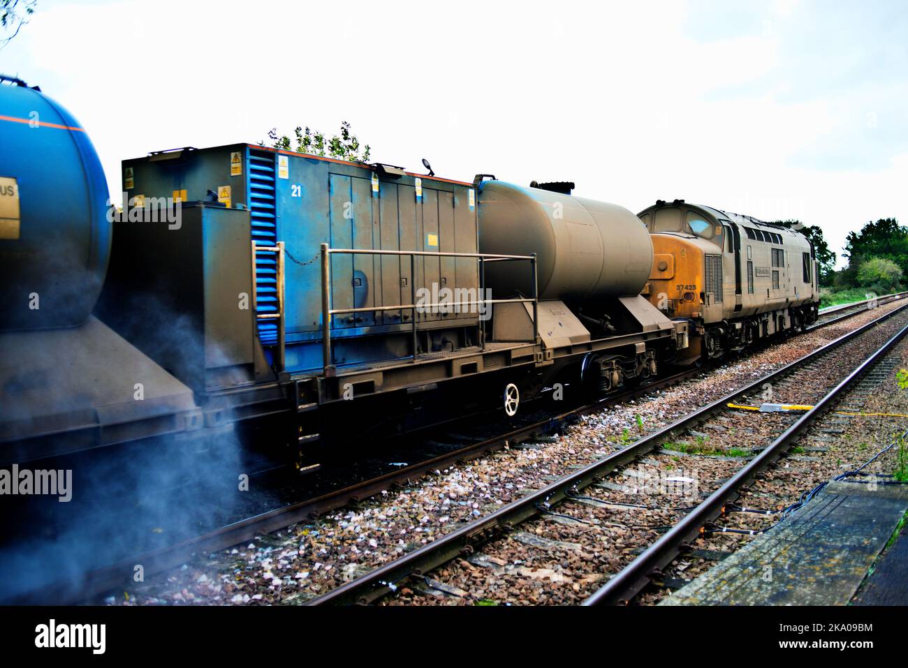 Classe 37425 sul treno Rail Head Treatment Train a Poppleton, North Yorkshire, Inghilterra Foto Stock