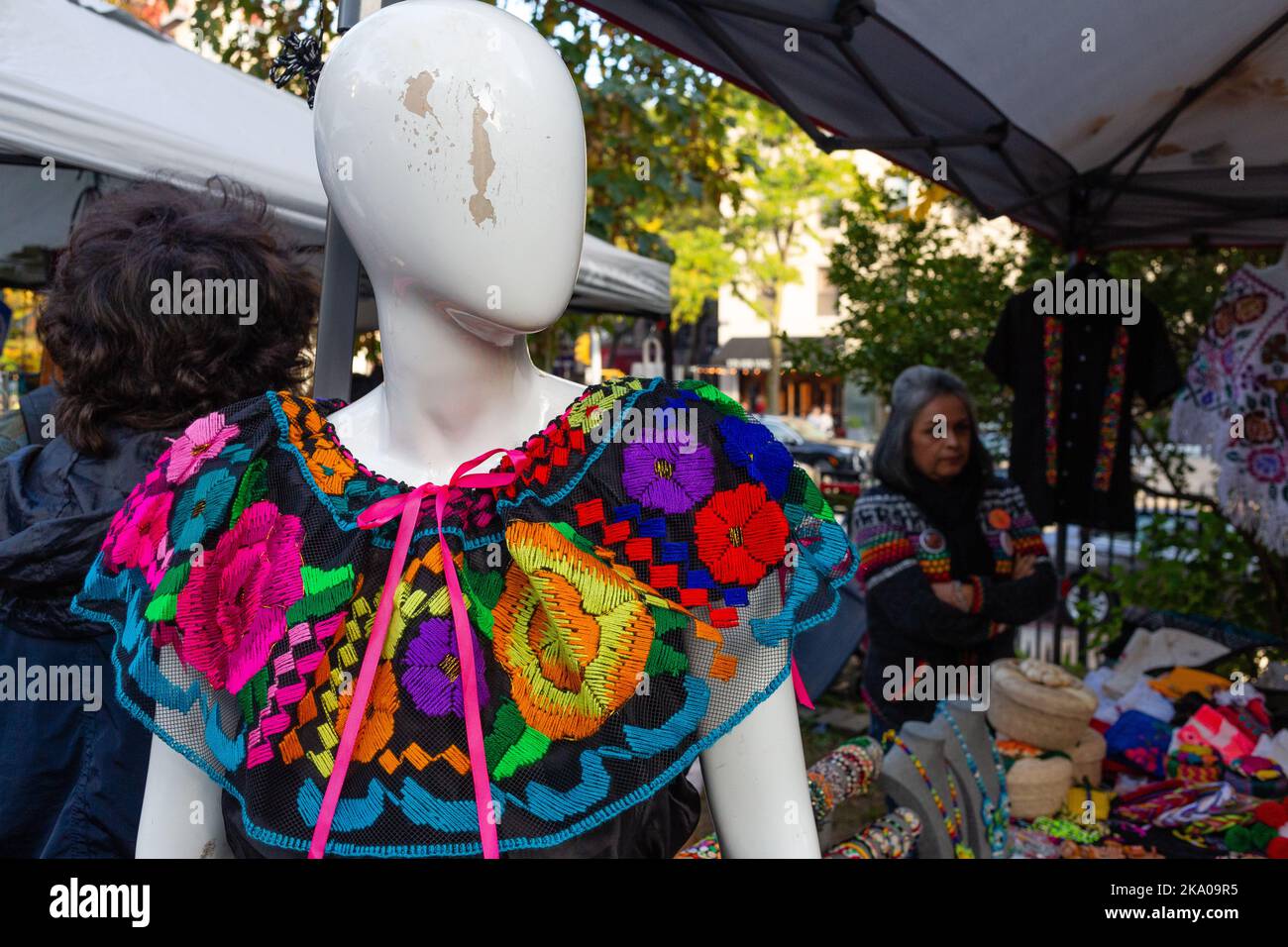 New York, NY, Stati Uniti. 30th Ott 2022. Mano a mano: Cultura messicana senza frontiere (Cultura Mexicana sin Fronteras) ha tenuto una celebrazione dia de Muertos nella chiesa di San Marco in-the-Bowery, con un altare commemorativo di offerte, fotografie e ricordi scritti, così come cibo messicano, artigianato e intrattenimento. Un esempio di artigianato messicano. Credit: Ed Lefkowicz/Alamy Live News Foto Stock