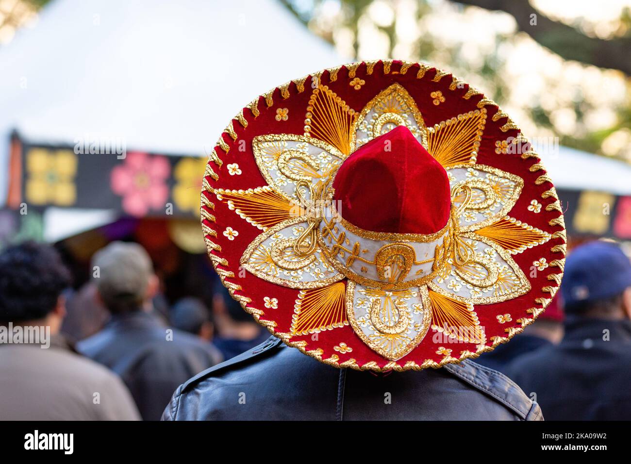 New York, NY, Stati Uniti. 30th Ott 2022. Mano a mano: Cultura messicana senza frontiere (Cultura Mexicana sin Fronteras) ha tenuto una celebrazione dia de Muertos nella chiesa di San Marco in-the-Bowery, con un altare commemorativo di offerte, fotografie e ricordi scritti, così come cibo messicano, artigianato e intrattenimento. Un uomo in un sombrero festoso guarda. Credit: Ed Lefkowicz/Alamy Live News Foto Stock