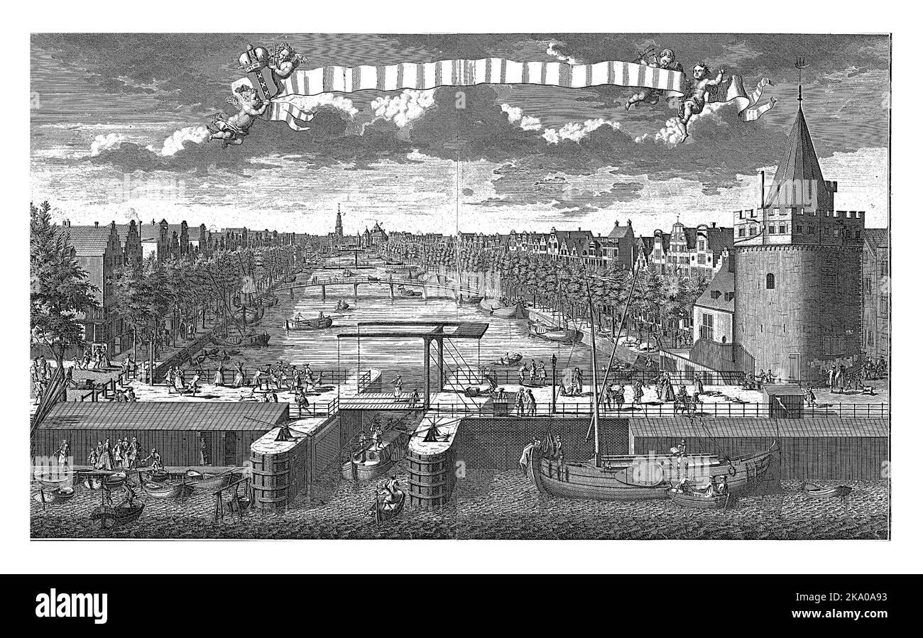 Vista di van den IJkant sulla St Anthonieswaag ecc. ad Amsterdam. In due fogli affiancati. In aria quattro geni, tenendo lo stemma di AMS Foto Stock