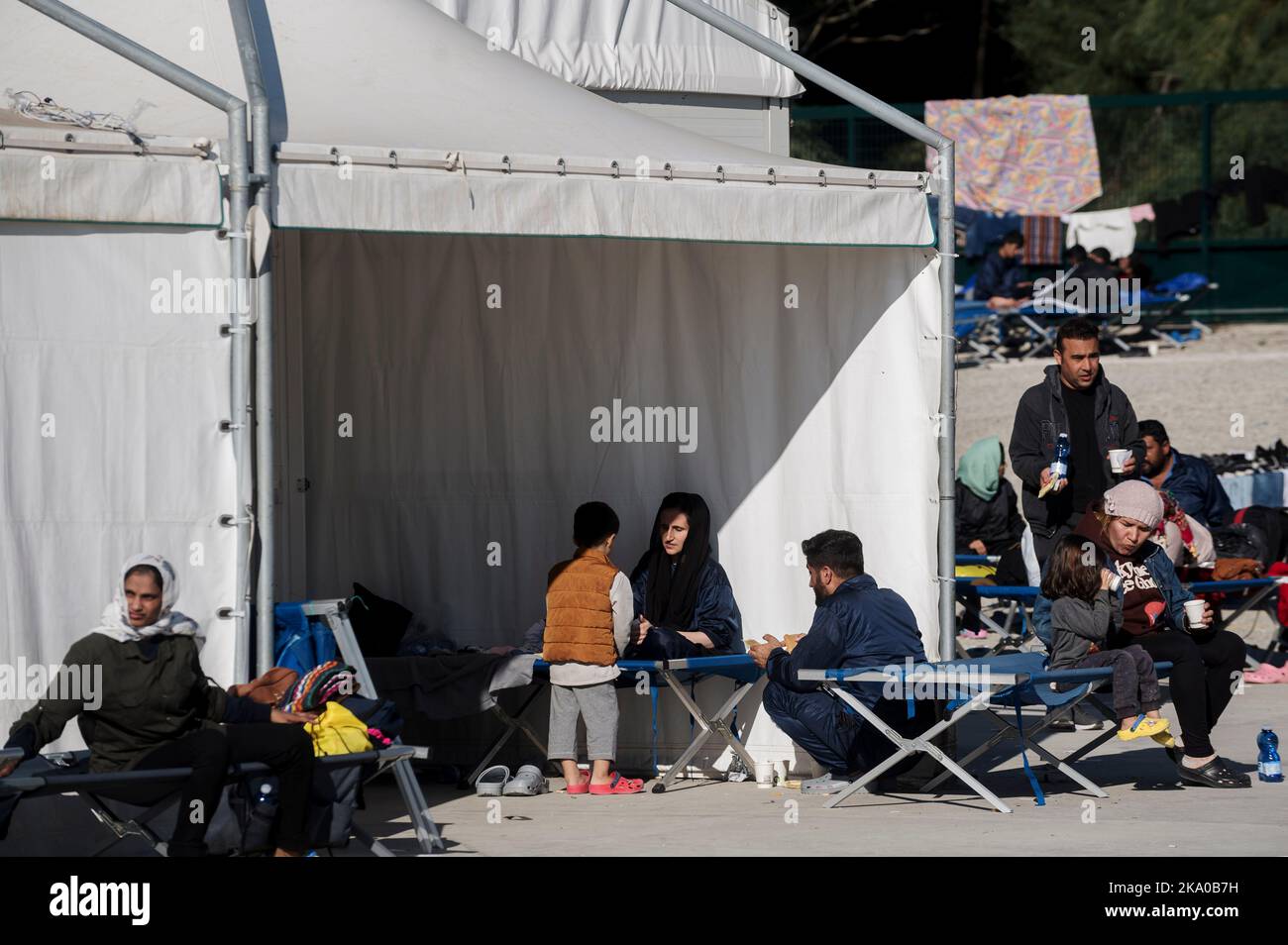 Roccella Jonica, Reggio Calabria, Italia. 30th Ott 2022. Migranti visti nel campo. 55 migranti, provenienti principalmente dall'Iran e dall'Afghanistan e provenienti dalla Turchia, erano stati salvati dalla Guardia Costiera Italiana e dalla polizia delle Finanze e portati a Porto delle grazie, il porto di Roccella Jonica, regione Calabria (Italia). Medici senza frontiere, Croce Rossa e protezione civile hanno fornito assistenza all'arrivo. (Credit Image: © Valeria Ferraro/ZUMA Press Wire) Foto Stock