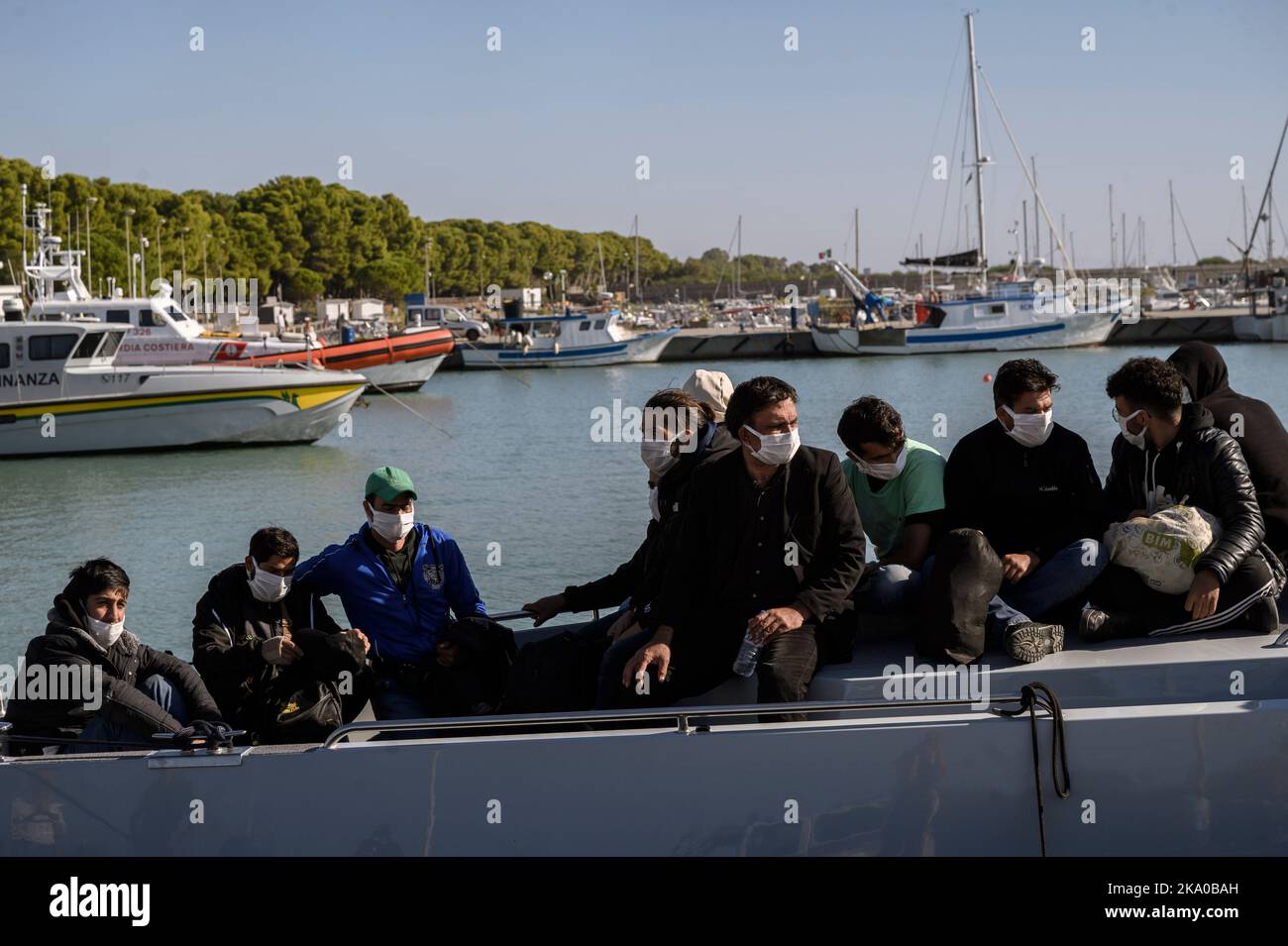 Roccella Jonica, Reggio Calabria, Italia. 30th Ott 2022. Migranti visti a bordo. 55 migranti, provenienti principalmente dall'Iran e dall'Afghanistan e provenienti dalla Turchia, erano stati salvati dalla Guardia Costiera Italiana e dalla polizia delle Finanze e portati a Porto delle grazie, il porto di Roccella Jonica, regione Calabria (Italia). Medici senza frontiere, Croce Rossa e protezione civile hanno fornito assistenza all'arrivo. (Credit Image: © Valeria Ferraro/ZUMA Press Wire) Foto Stock