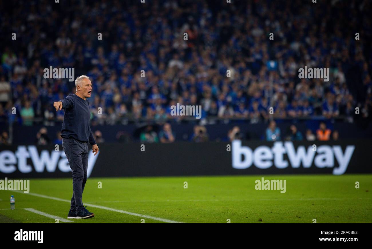 30.10.2022, Gelsenkirchen Trainer Christian Streich (SCF) Schalke 04 - SC Freiburg Fussball; DFL, Saison 2021/22 Foto: Moritz Müller Copyright (nur Foto Stock