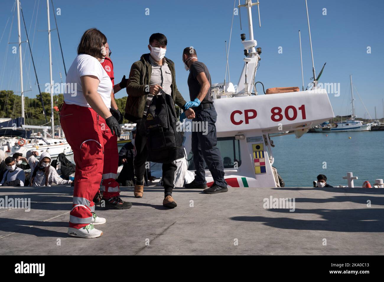 Roccella Jonica, Reggio Calabria, Italia. 30th Ott 2022. Un migrante visto mentre sbarcava. 55 migranti, provenienti principalmente dall'Iran e dall'Afghanistan e provenienti dalla Turchia, erano stati salvati dalla Guardia Costiera Italiana e dalla polizia delle Finanze e portati a Porto delle grazie, il porto di Roccella Jonica, regione Calabria (Italia). Medici senza frontiere, Croce Rossa e protezione civile hanno fornito assistenza all'arrivo. (Credit Image: © Valeria Ferraro/ZUMA Press Wire) Foto Stock