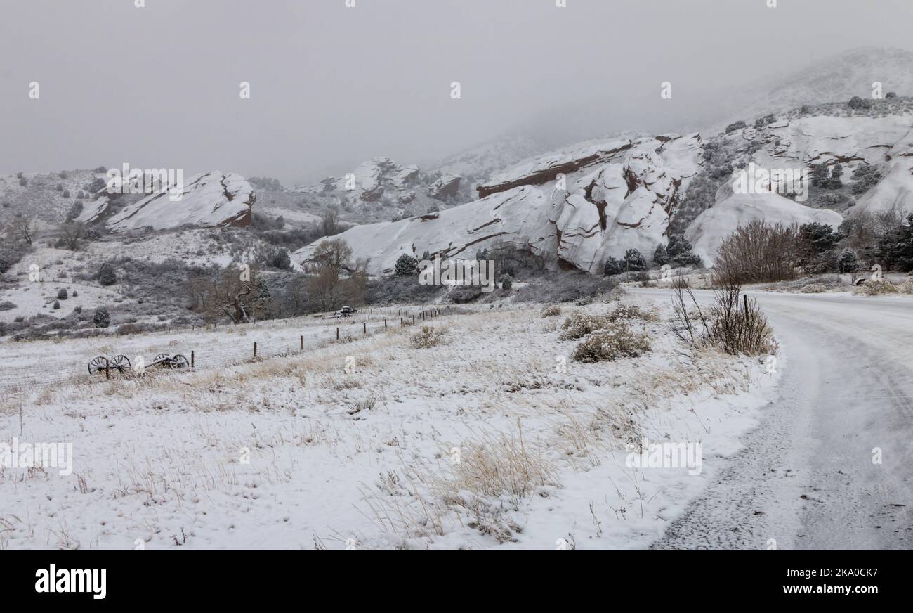 Snowy Blizzard scena nel Red Rocks Park e Amphitheater Park area, Morrison, CO, Stati Uniti Foto Stock