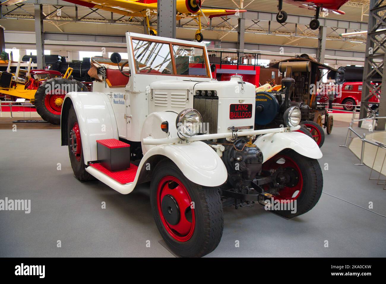 SPEYER, GERMANIA - OTTOBRE 2022: White LANZ EILBULLDOG 1940 trattore retrò nel Technikmuseum Speyer. Foto Stock