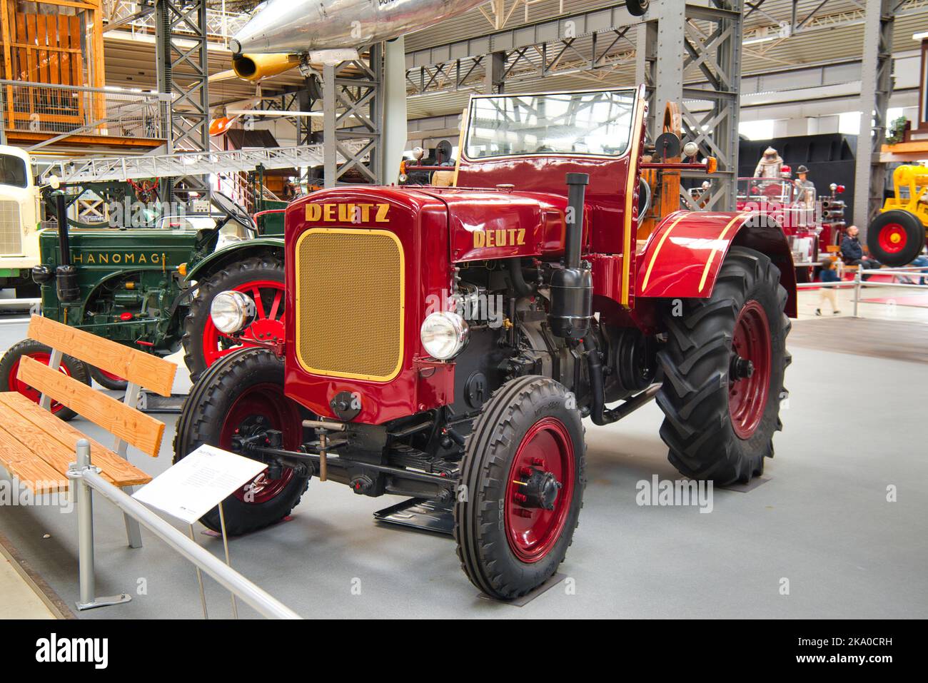 SPEYER, GERMANIA - OTTOBRE 2022: Trattore retro Red DEUTZ F3M417 1942 nel Technikmuseum Speyer. Foto Stock