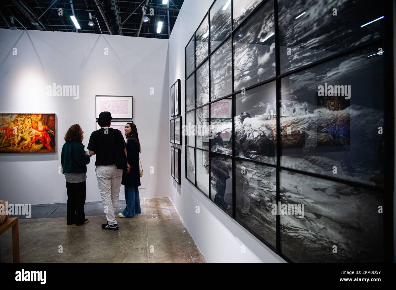 La gente visita Bogotà's International Art Fair ARTBO durante l'ultimo giorno della mostra che si è svolta dal 27 al 30th ottobre 2020, a Bogotà, Colombia. Foto di: Chepa Beltran/Long Visual Press Foto Stock