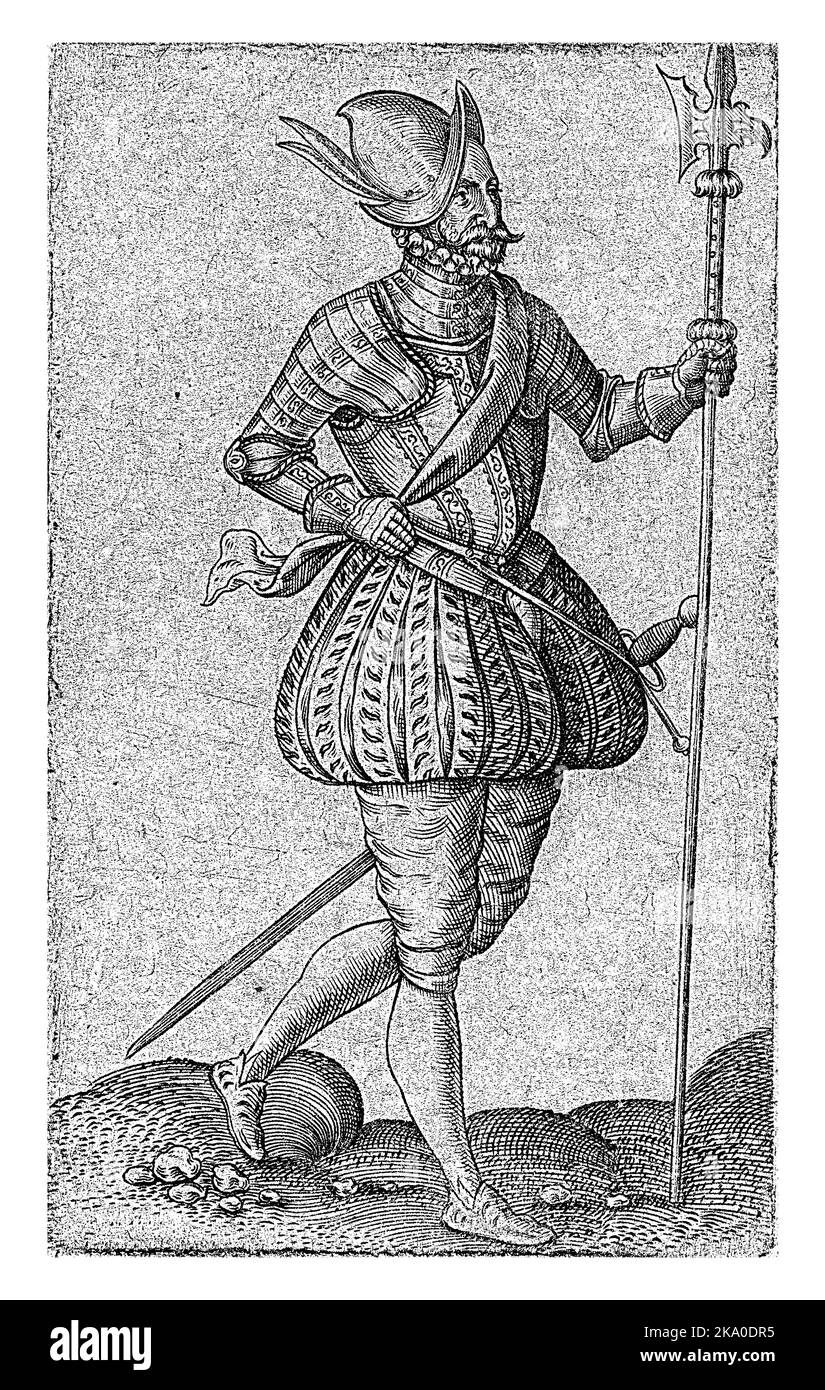 Un halberdier in abiti del XVI secolo. Profilo a destra. Tiene un halberd nella sua mano sinistra e ha una spada al suo fianco. Foto Stock Un halberdier in abiti del XVI secolo. Profilo a destra. Tiene un halberd nella sua mano sinistra e ha una spada al suo fianco. Foto Stock