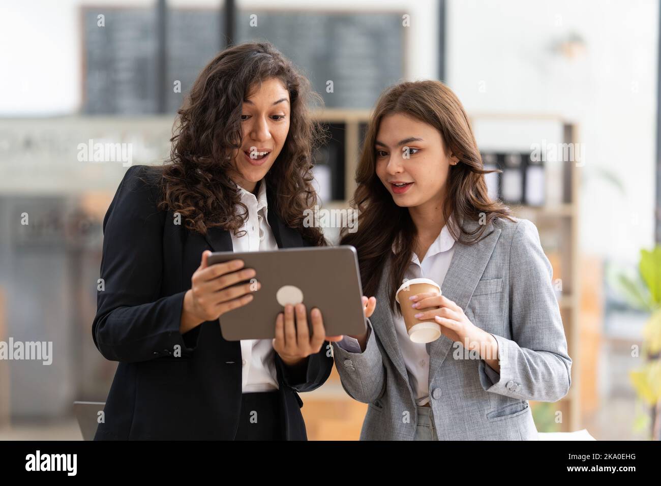 I responsabili dei fondi consultano e discutono sull'analisi mercato azionario degli investimenti tramite tablet digitale Foto Stock