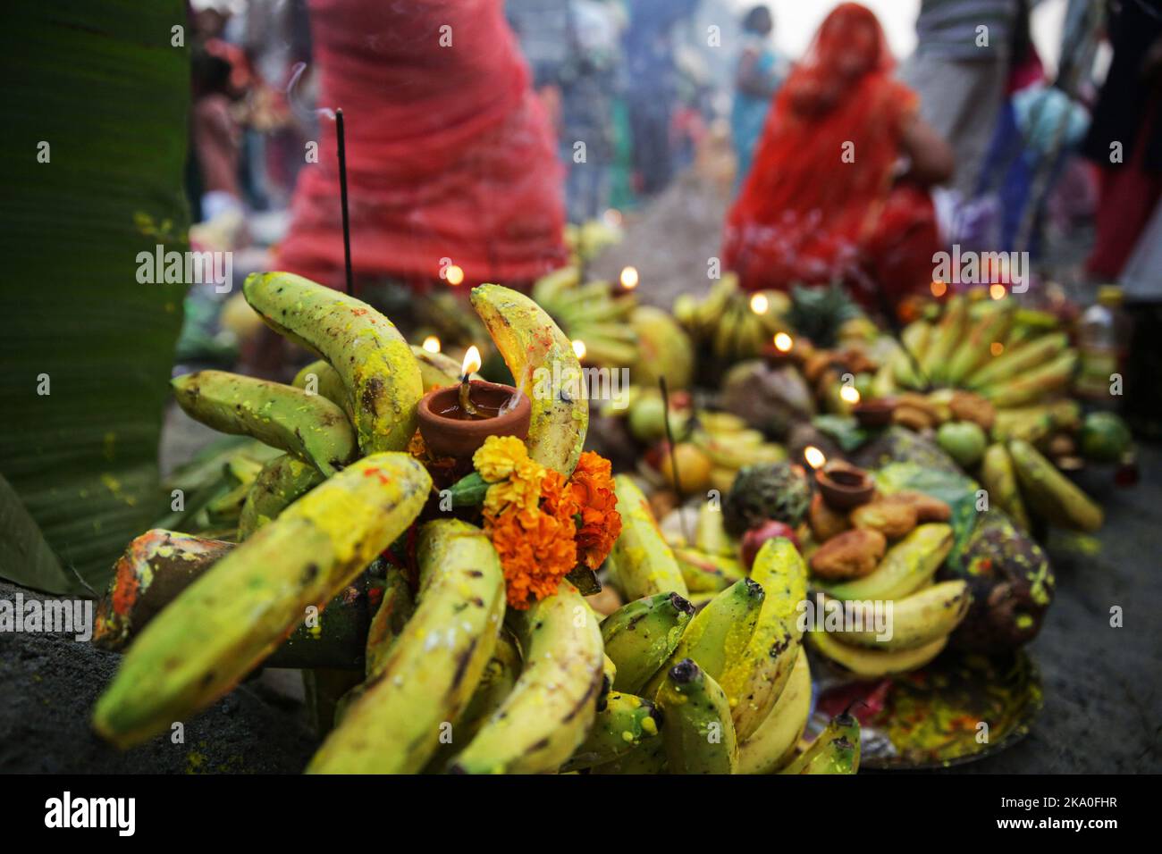 Noida, India. 30th Ott 2022. Le lampade di terra sono accese durante il festival indù di Chhath Puja a Noida. Le preghiere durante Chhath puja sono dedicate alla divinità solare, Surya/Sun, per mostrare gratitudine e gratitudine. Credit: SOPA Images Limited/Alamy Live News Foto Stock