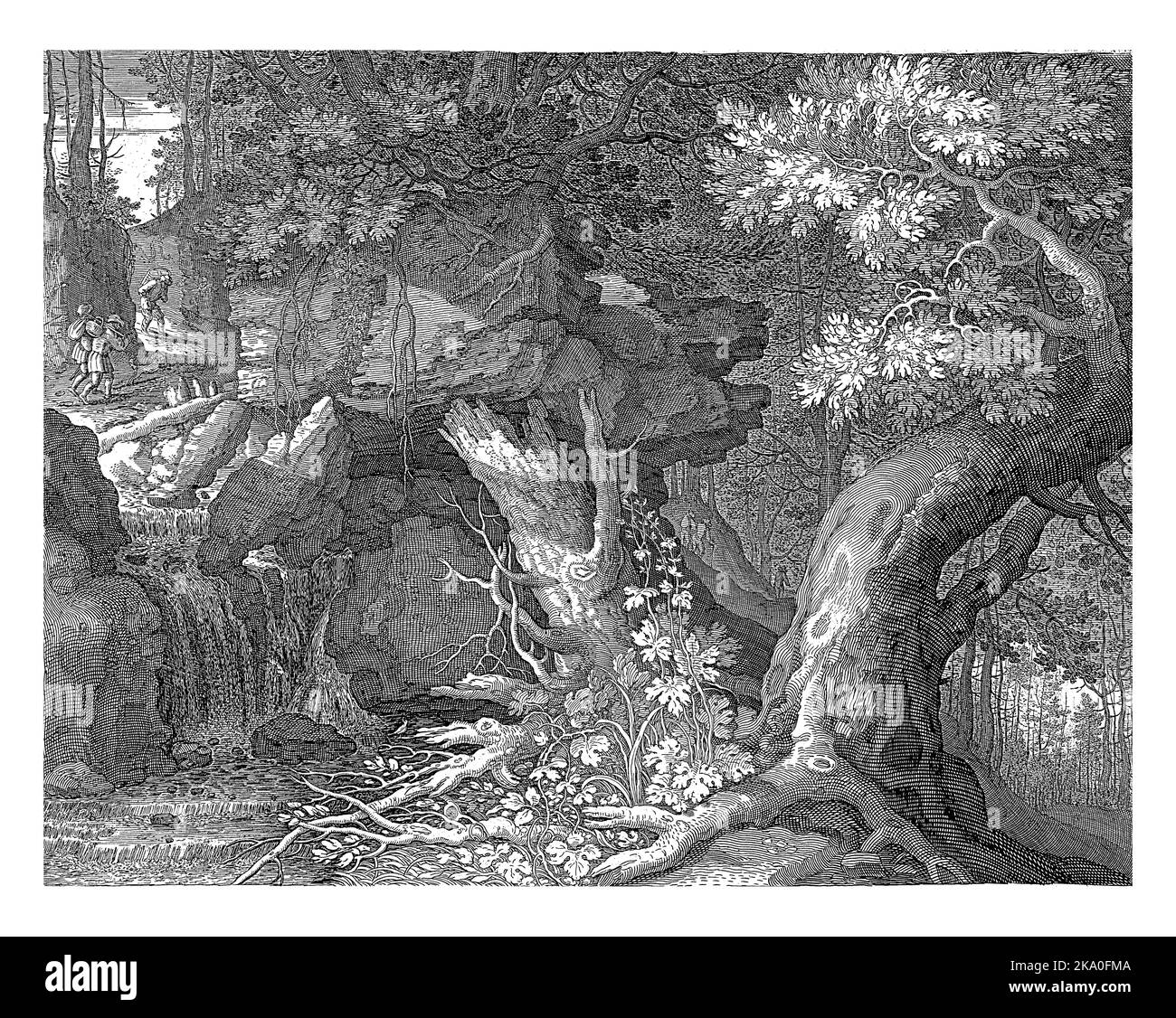 Paesaggio forestale con un albero spesso e una roccia in primo piano. Sotto la roccia una piccola cascata. In alto a sinistra tre uomini e un cane su un sentiero forestale. Il Foto Stock