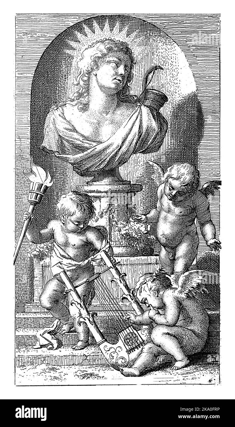 Tre putti con un busto di Apollo su un piedistallo in una nicchia. In primo piano, uno dei tre putti studia la sua lira. Un altro porta un torc fiammeggiante Foto Stock