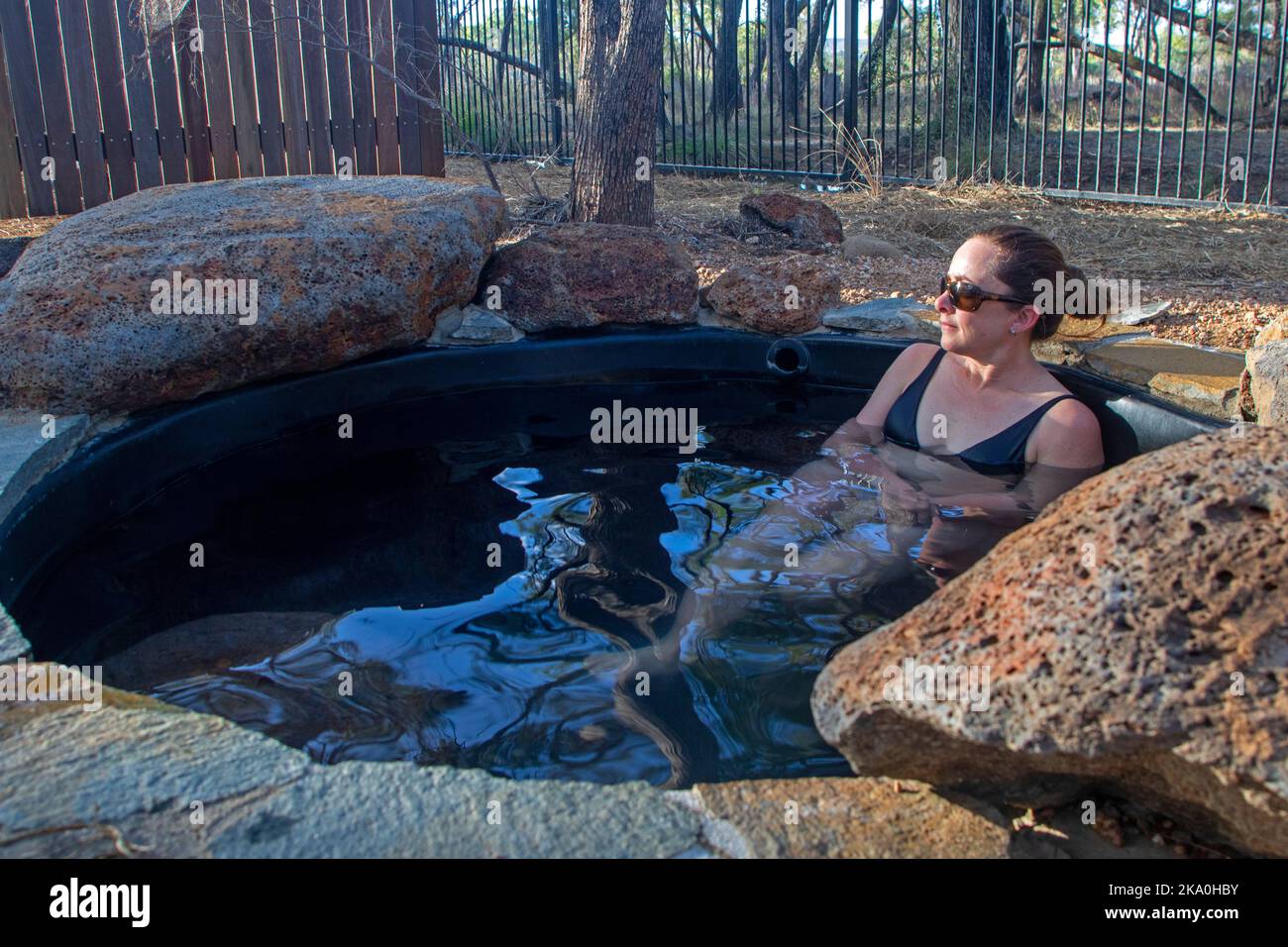 Immergervi in una piscina privata presso le sorgenti termali di Talaroo Foto Stock