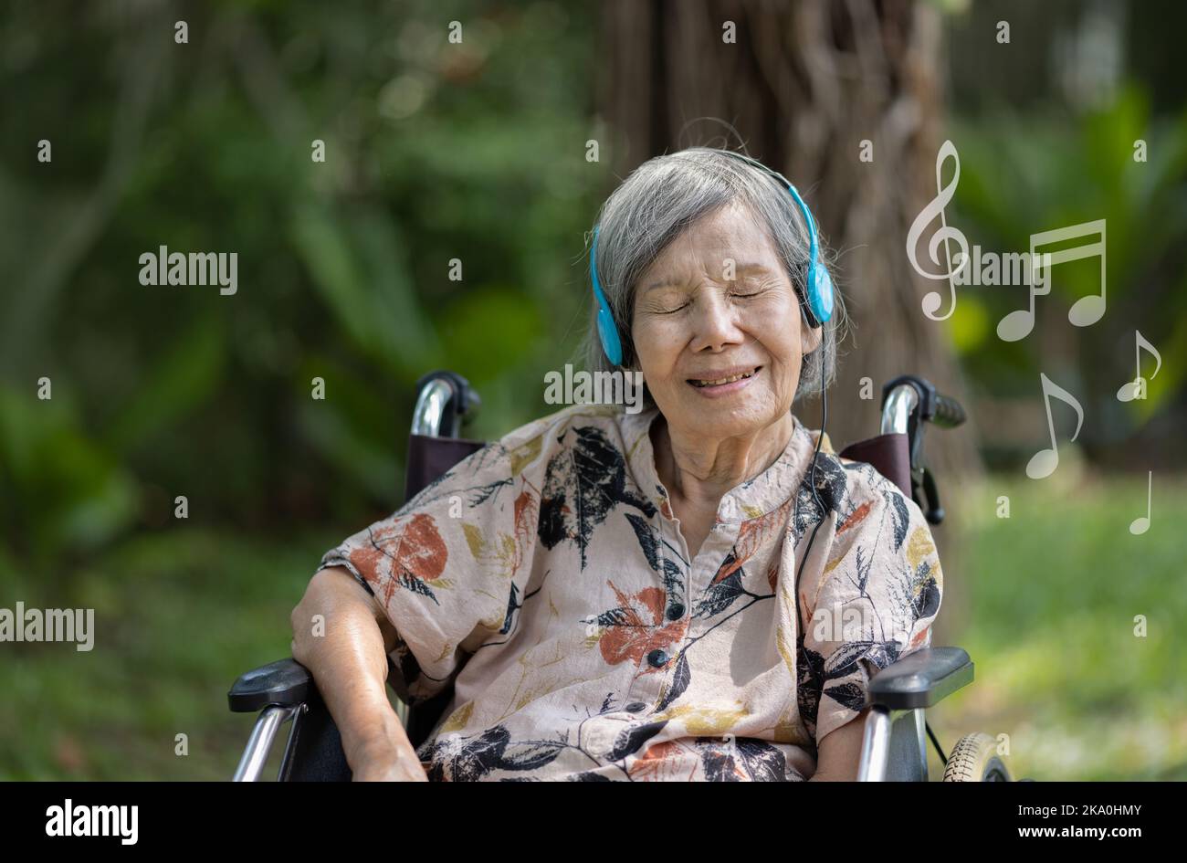 Terapia musicale nel trattamento della demenza su donne anziane. Foto Stock