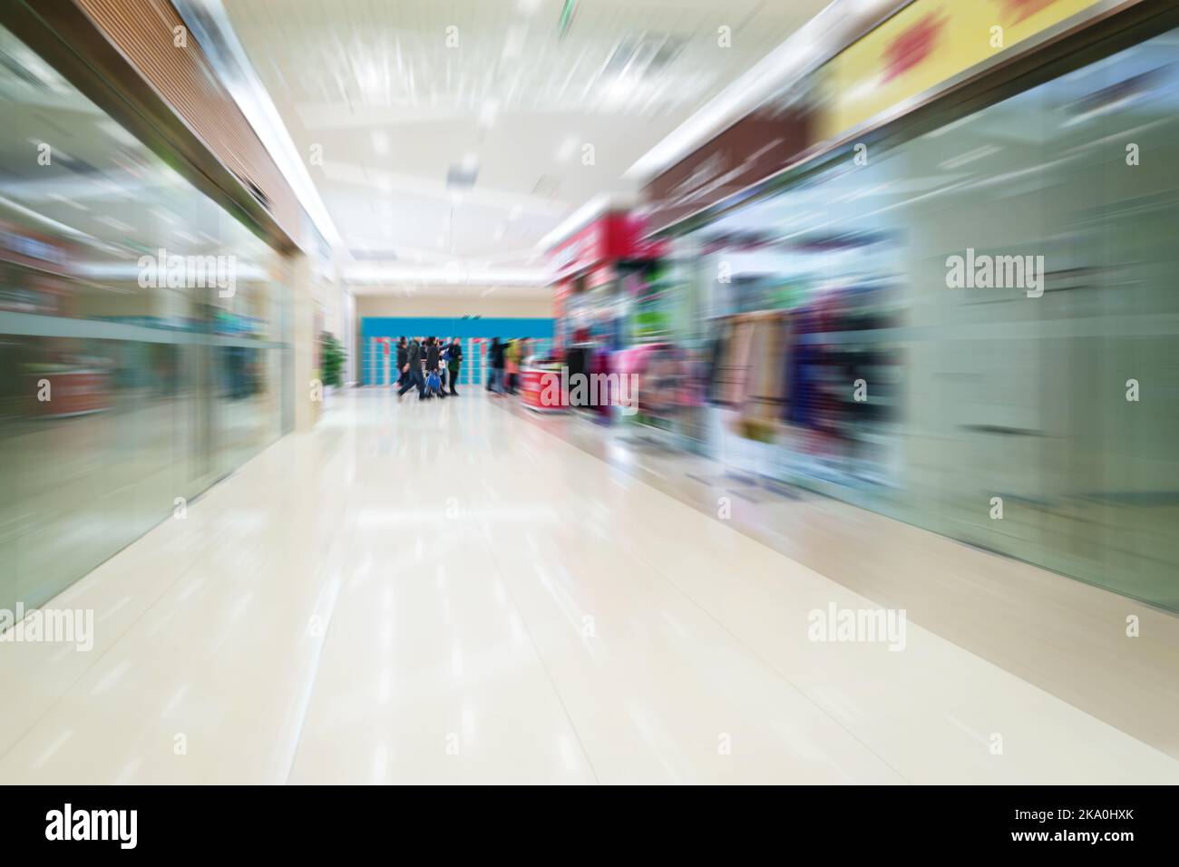 Interno di un centro commerciale per lo shopping Foto Stock