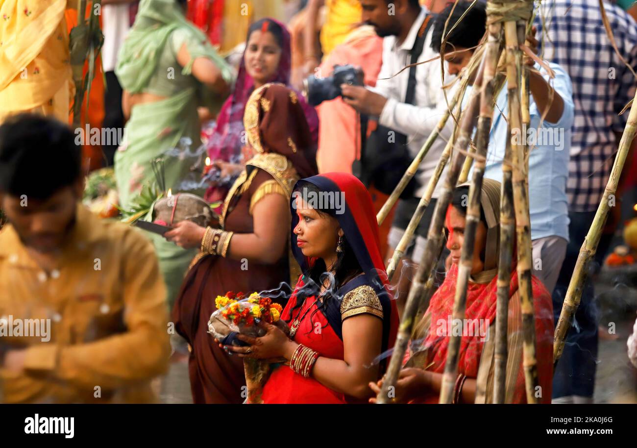 Nuova Delhi, India. 30th Ott 2022. I devoti eseguono rituali in occasione di Chhath Puja sulla riva del fiume Yamuna. Chatth Puja Day è un festival di digiuno e riverenza soprattutto per le donne indù sposate che dedicano l'offerta di fiori, frutta e prelibatezze insieme con l'acqua a Lord Surya (Dio Sole). (Foto di Vijay Pandey/SOPA Images/Sipa USA) Credit: Sipa USA/Alamy Live News Foto Stock