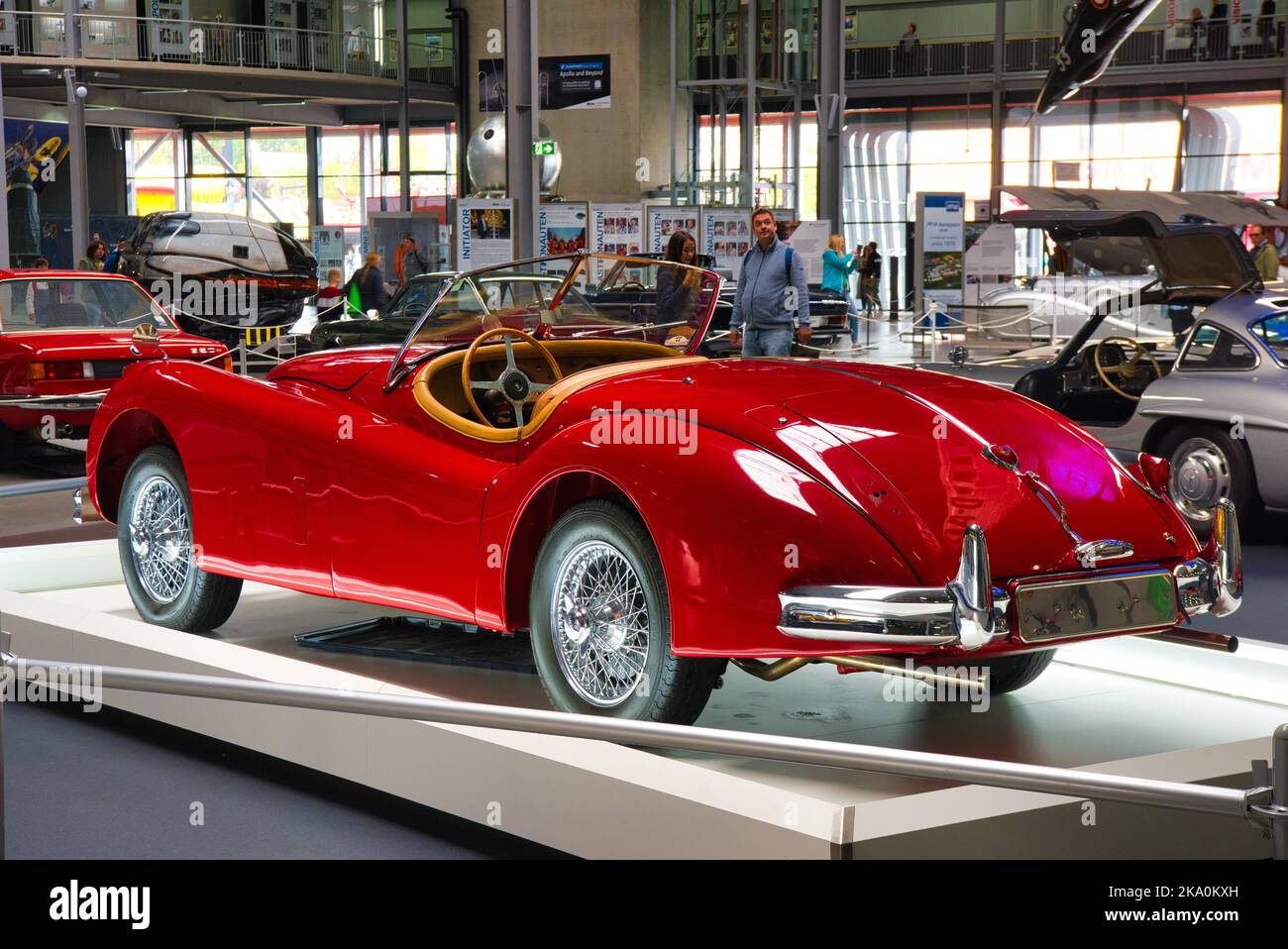 SPEYER, GERMANIA - OTTOBRE 2022: Vettura retrò Red Jaguar XK150 XK 150 1957 cabrio Roadster nel Technikmuseum Speyer. Foto Stock