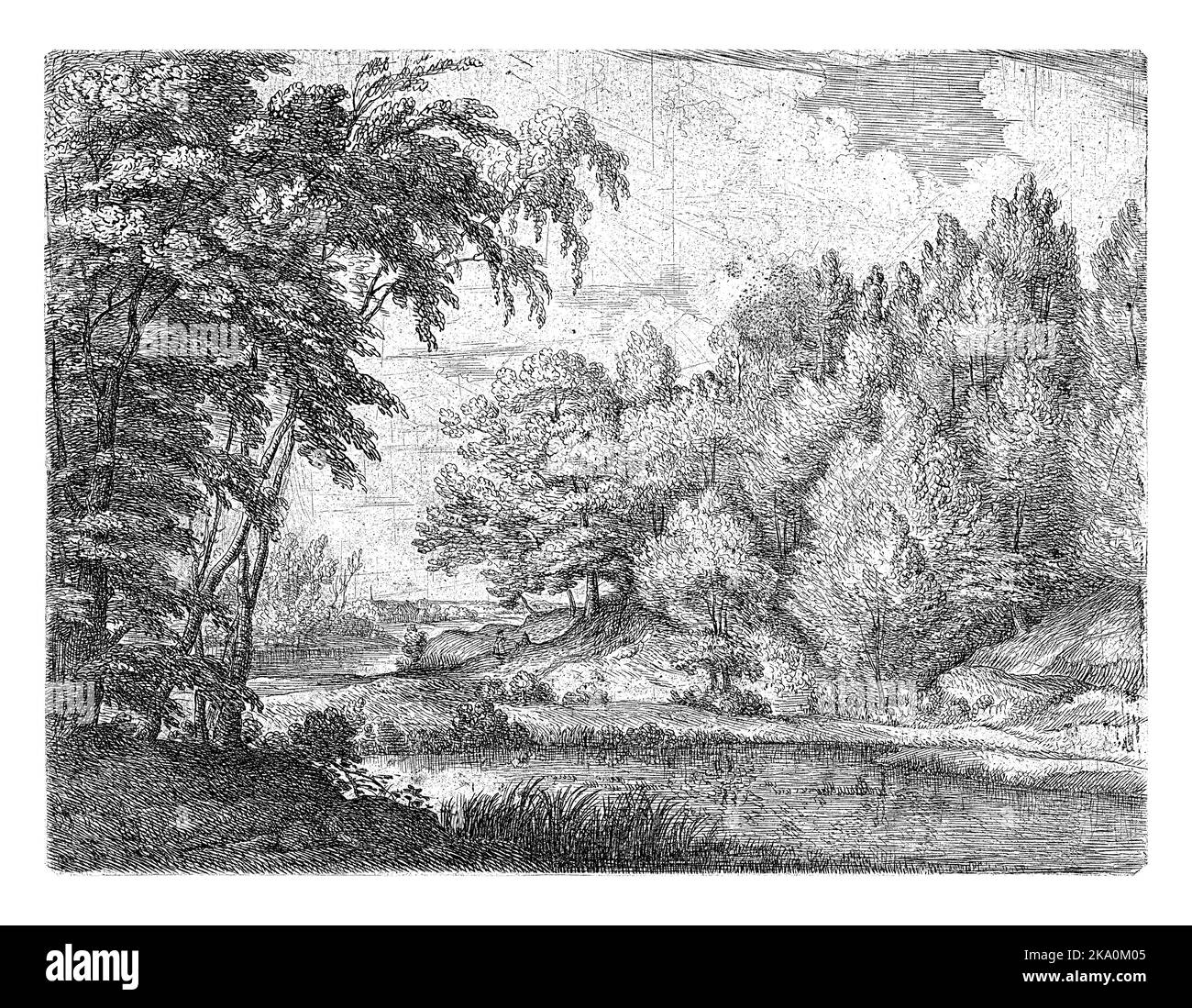 Paesaggio boscoso con un fiume serpeggiante, due persone sulla riva, un villaggio in lontananza. Foto Stock