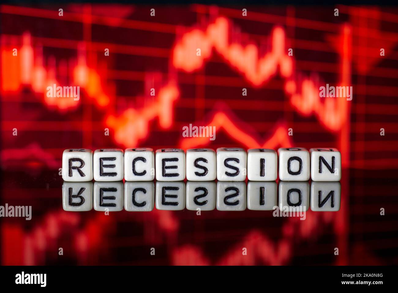 Concetto di recessione dice lettere segno grafico rosso freccia sfondo nero Foto Stock