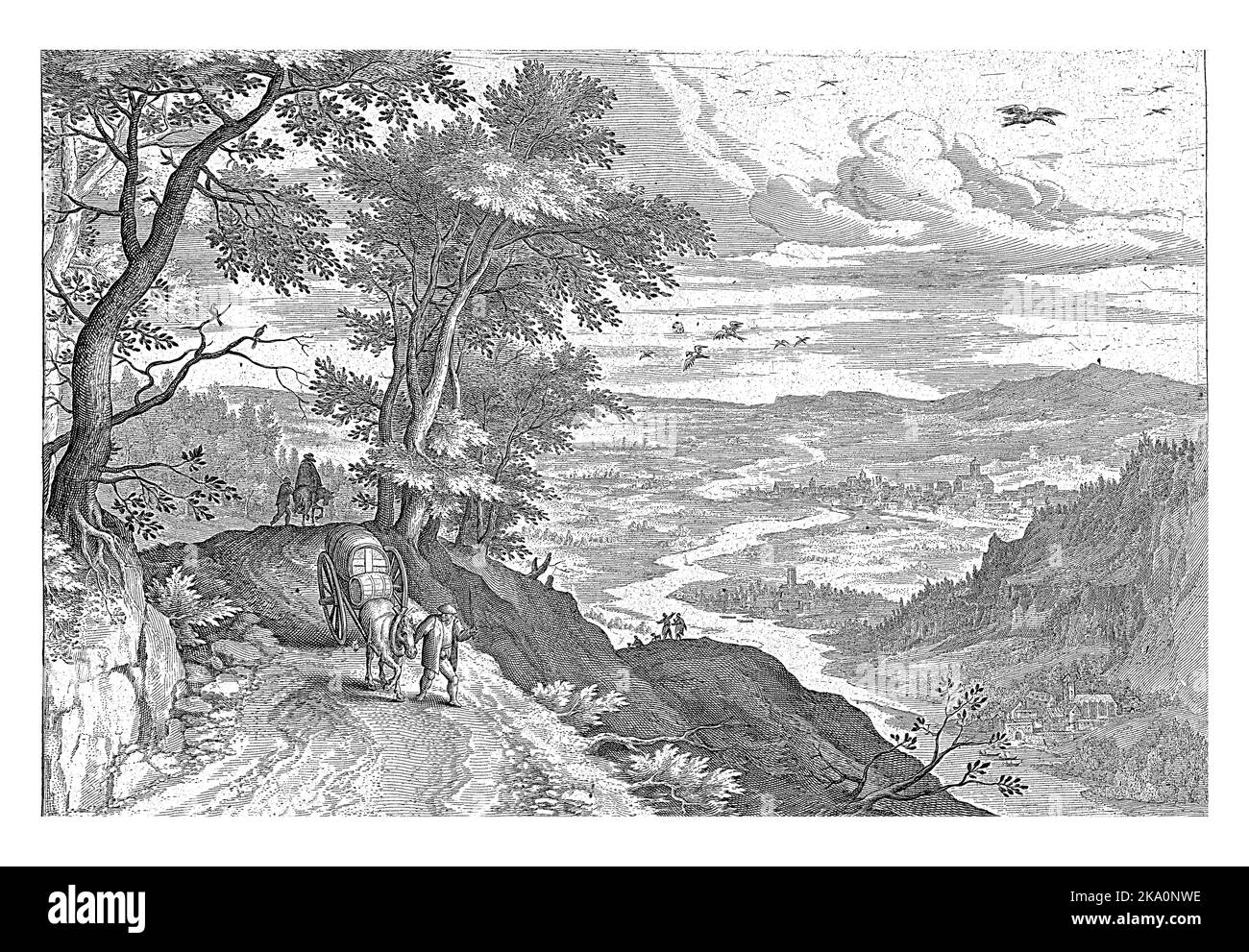 Carrello del coltivatore con carico su un percorso alberato. Sulla destra sullo sfondo una valle con una città attraverso la quale scorre un fiume. Foto Stock