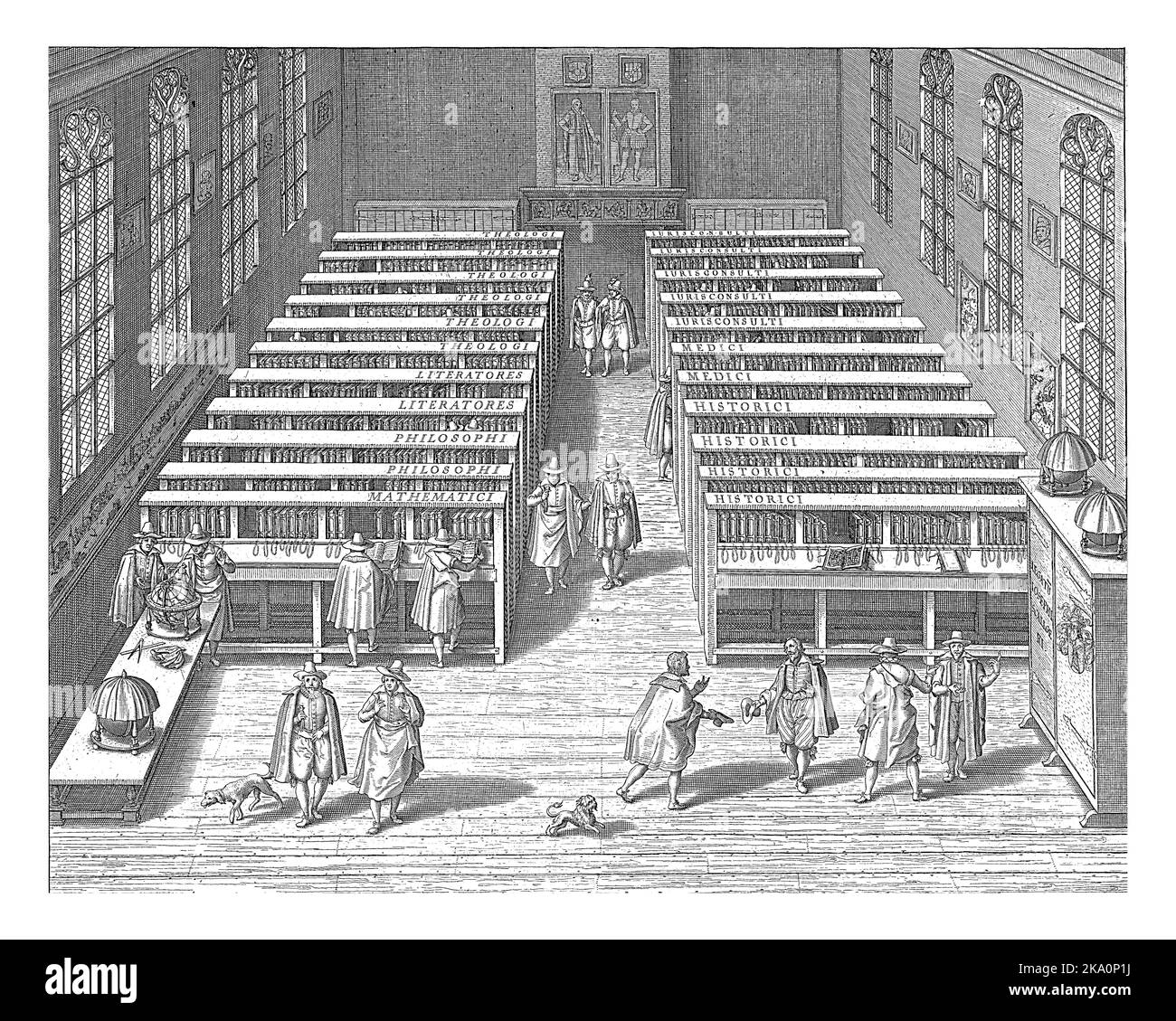 Biblioteca dell'Università di Leiden. Interno con gli armadi con i libri sulle catene. Vari visitatori in primo piano e tra gli armadi Foto Stock