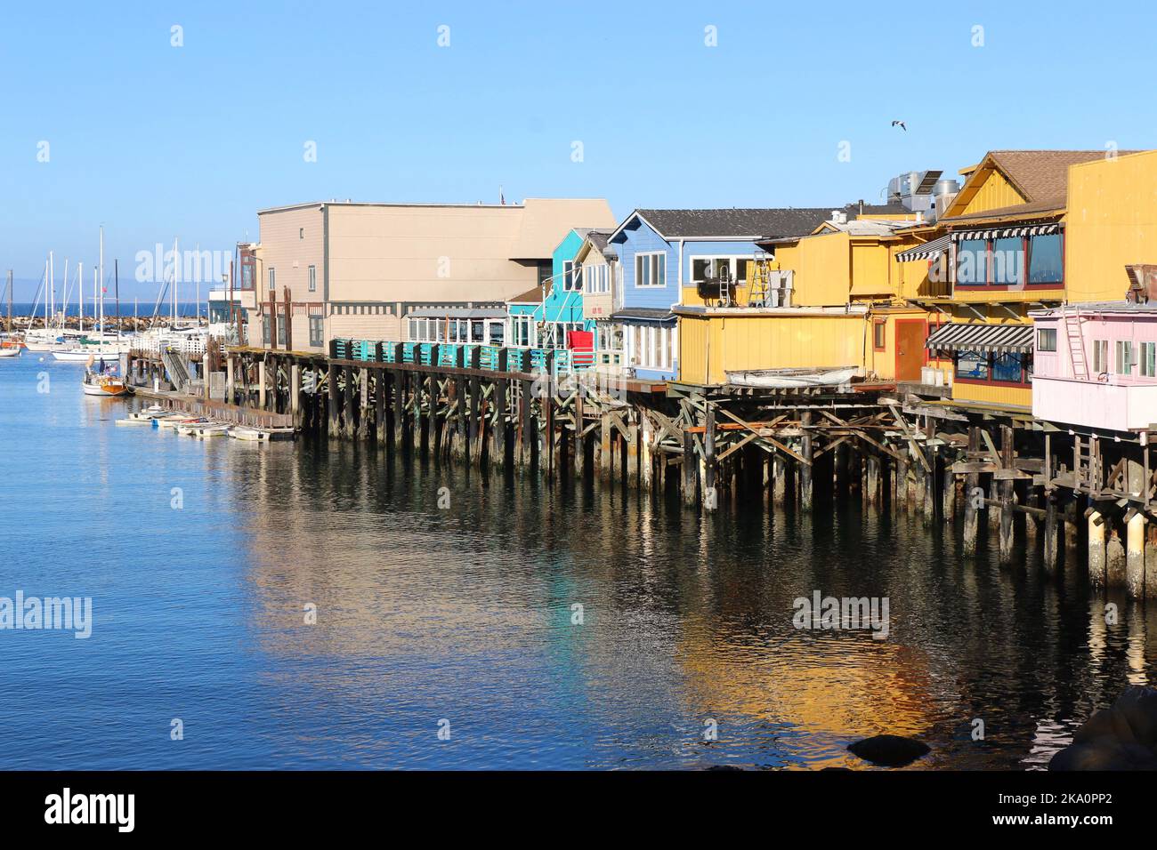 Ristoranti e negozi luminosi e colorati fieggiano questo storico molo in legno, Fisherman's Wharf, e attraggono la gente del posto e i turisti. Foto Stock