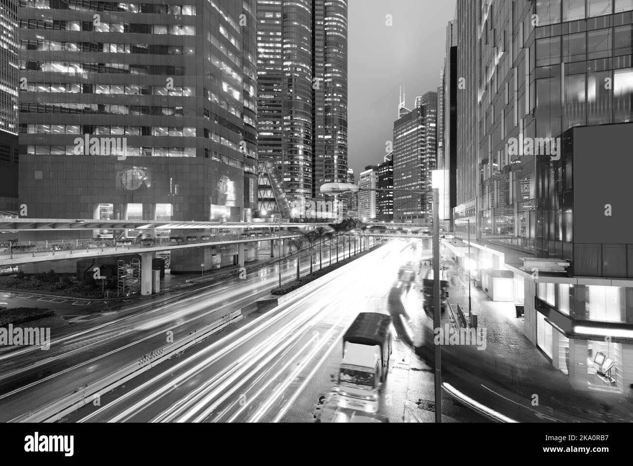 Hong Kong vista notturna con luce per auto Foto Stock