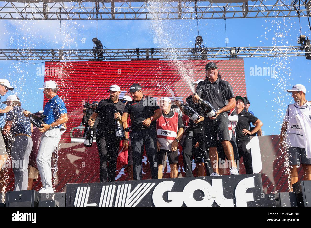 Miami, Stati Uniti d'America. 30th Ott 2022. DORAL, FLORIDA - 30 OTTOBRE: Il Team Captain Dustin Johnson, Patrick Reed, Pat Perez e Talor Gooch di 4 Aces GC celebrano la vittoria della loro squadra con i loro caddie sul palco dopo il campionato di squadra Stroke-play round del LIV Golf Invitational - Miami al Trump National Doral Miami il 30 ottobre 2022 a Doral, Florida. (Foto di Alberto E. Tamargo/Sipa USA) Credit: Sipa USA/Alamy Live News Foto Stock