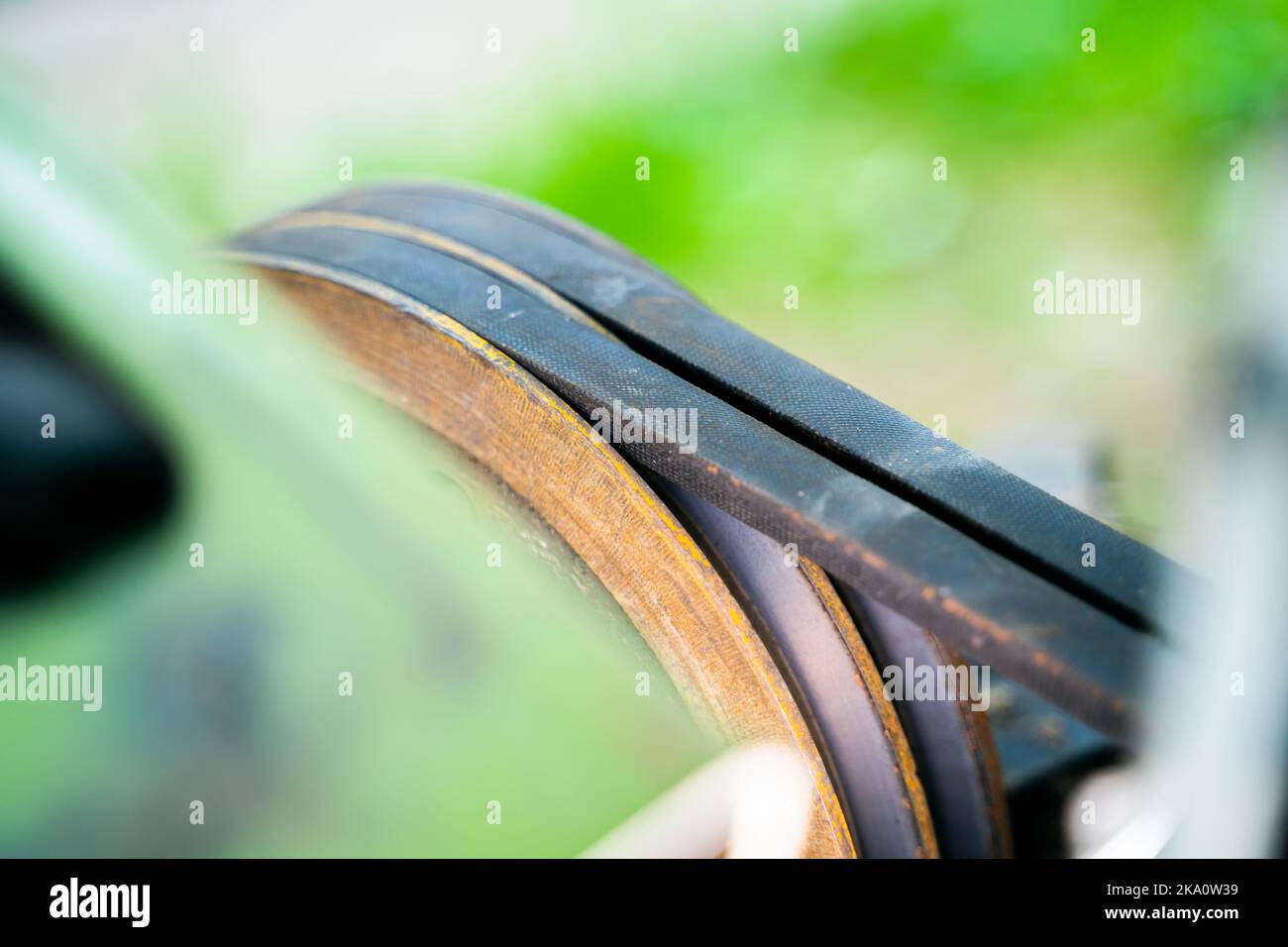 Puleggia del trattore con due cinghie ravvicinate. Trattore per agricoltura, macchine agricole Foto Stock