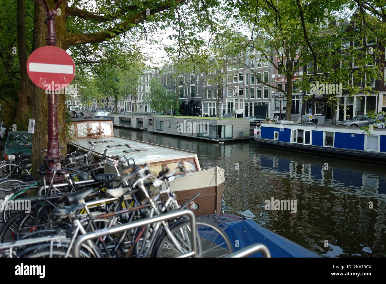 Case galleggianti moderne ad Amsterdam Brouwersgracht Foto Stock