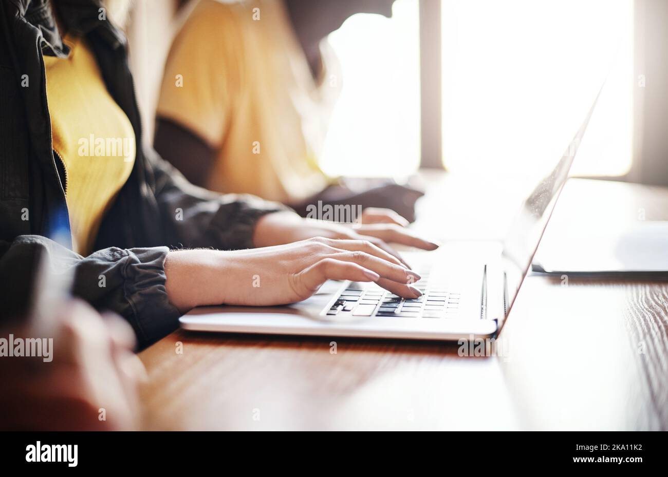 La tecnologia è un ottimo strumento per studiare duramente. studenti universitari in classe. Foto Stock