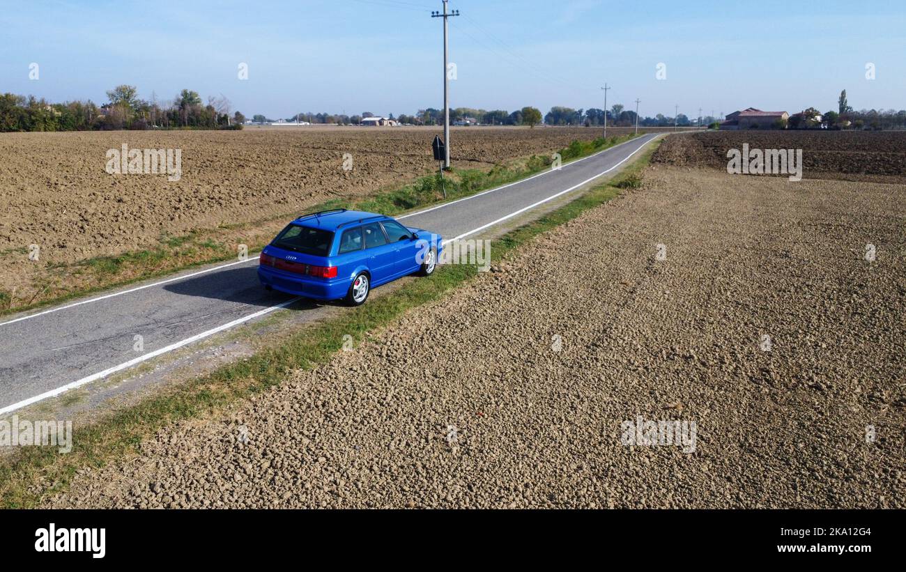 Audi RS2 carro sportivo d'avanguardia nei campi Foto Stock