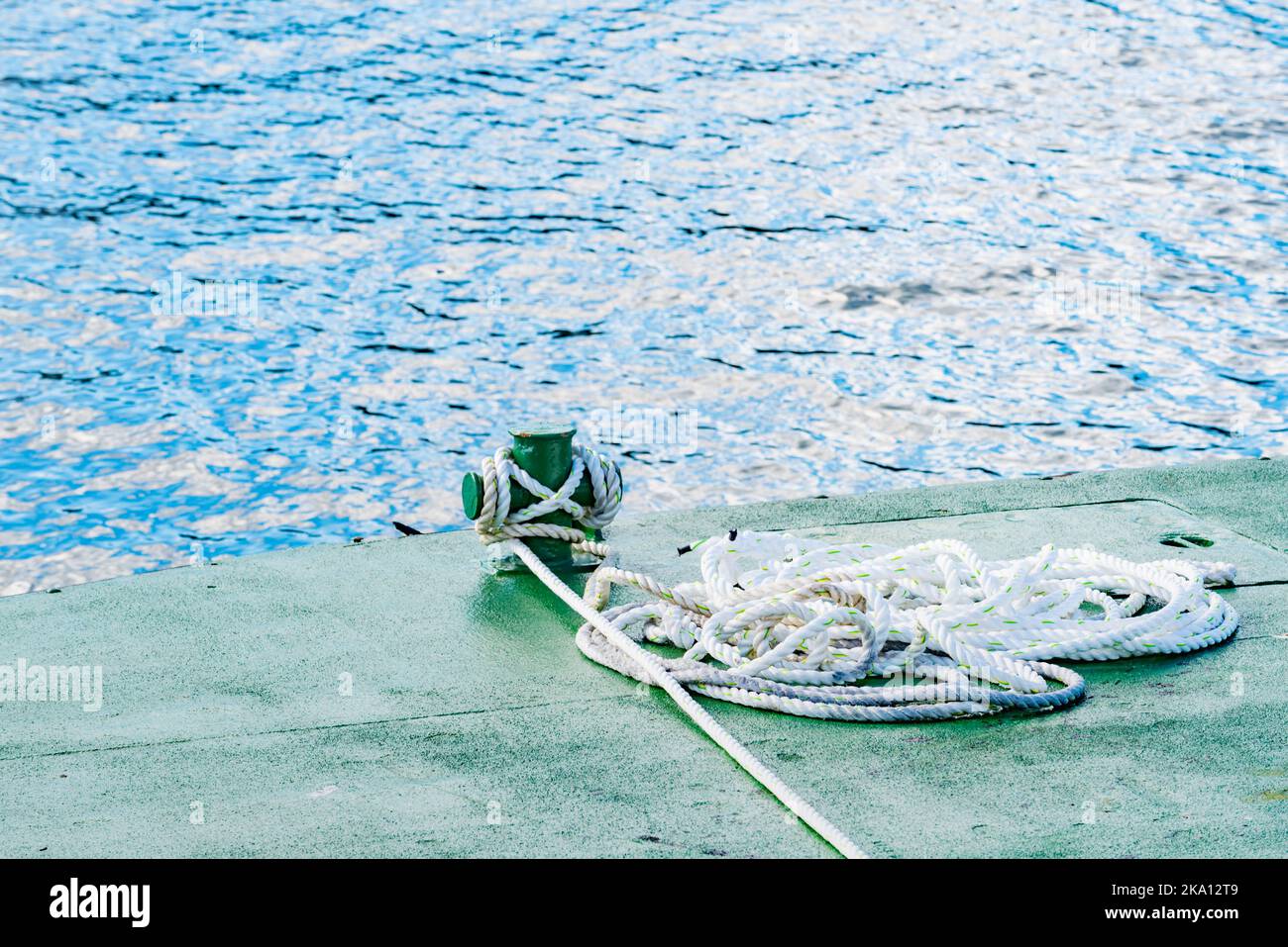 Un bullard di pontile, un gancio di banchina o un gancio di barca al sole con pesanti linee di ormeggio in nylon attaccate in Australia Foto Stock