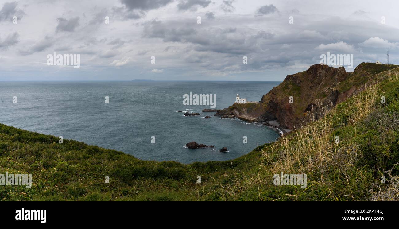 Una vista dello storico faro di Hartland Point e del promontorio sulla baia di Bristol Foto Stock