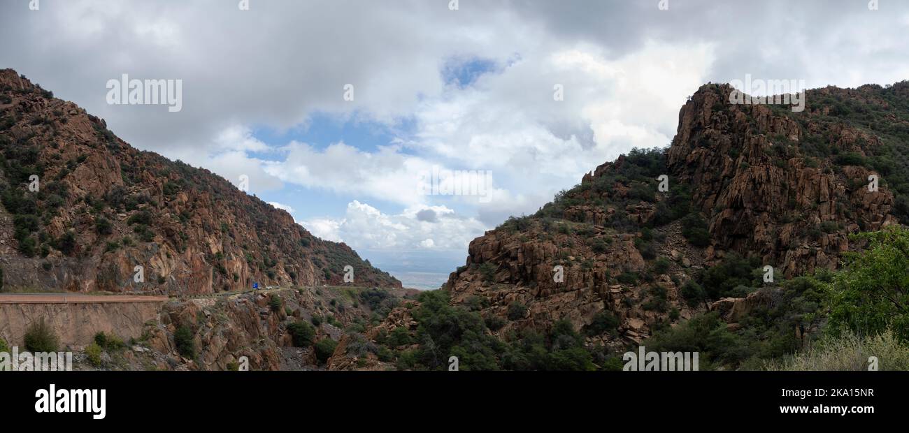 Una vista panoramica della Arizona state Route 89 che attraversa le montagne vicino a Jerome, Arizona Foto Stock