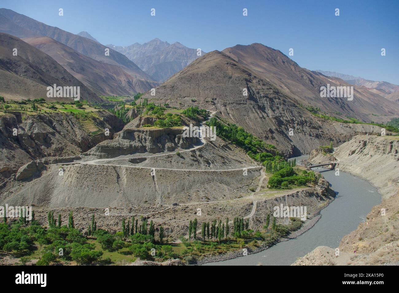 Vista panoramica del paesaggio montano della valle di Zeravshan vicino ad Aini, nella provincia di Sughd, Tagikistan Foto Stock