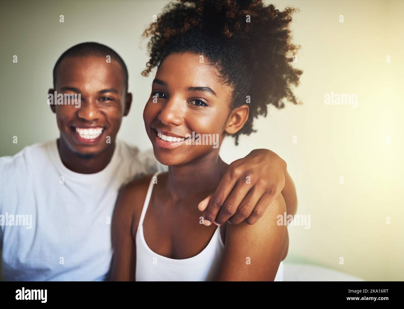 Il mio raggio di sole del mattino. Ritratto di una giovane coppia felice che trascorre il tempo insieme la mattina a casa. Foto Stock