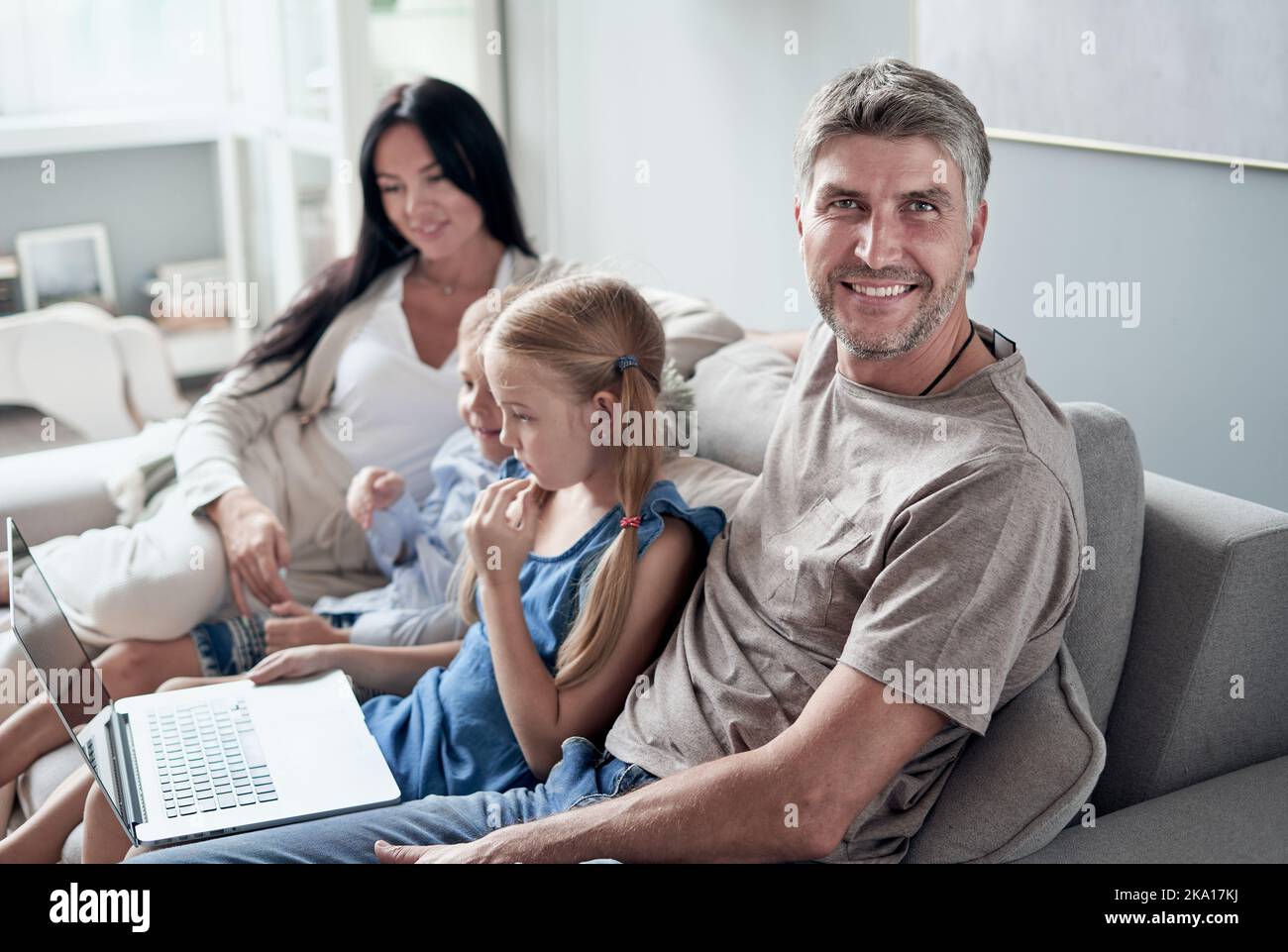 ritratto di felice padre, sullo sfondo della sua felice famiglia Foto Stock