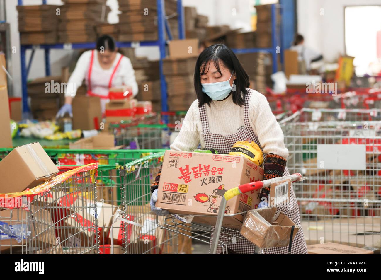 LIANYUNGANG, CINA - 31 OTTOBRE 2022 - i lavoratori preparano le merci ad un'impresa di e-commercio nel distretto di Ganyu della città di Lianyungang, Jiangsu della Cina orientale Foto Stock