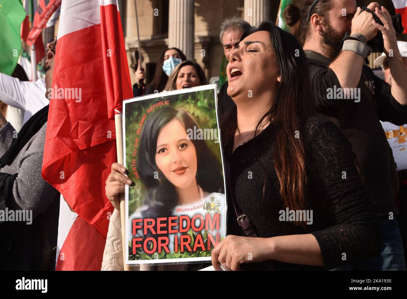 I manifestanti partecipano a una manifestazione a Trafalgar Square in solidarietà con la crescente rivolta per la libertà in Iran, per la morte di Mahsa Amini a seguito del suo arresto da parte della polizia morale iraniana. Mahsa Amini è stato ucciso in custodia il 16 settembre, dopo il suo arresto per presunta violazione delle leggi iraniane per le donne che indossavano hijab, velo e abiti modesti. Foto Stock