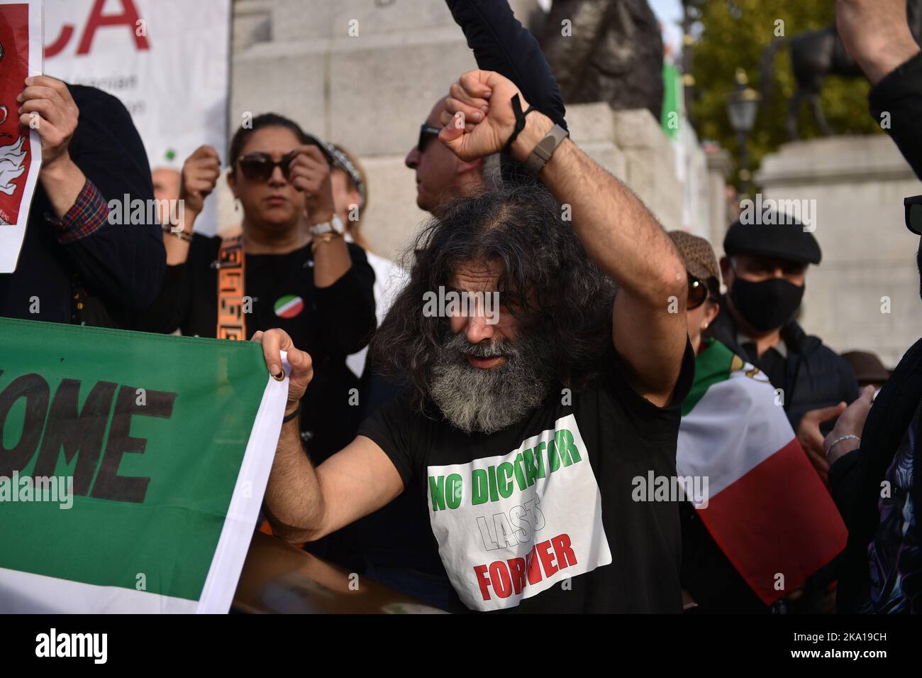 I manifestanti partecipano a una manifestazione a Trafalgar Square in solidarietà con la crescente rivolta per la libertà in Iran, per la morte di Mahsa Amini a seguito del suo arresto da parte della polizia morale iraniana. Mahsa Amini è stato ucciso in custodia il 16 settembre, dopo il suo arresto per presunta violazione delle leggi iraniane per le donne che indossavano hijab, velo e abiti modesti. Foto Stock