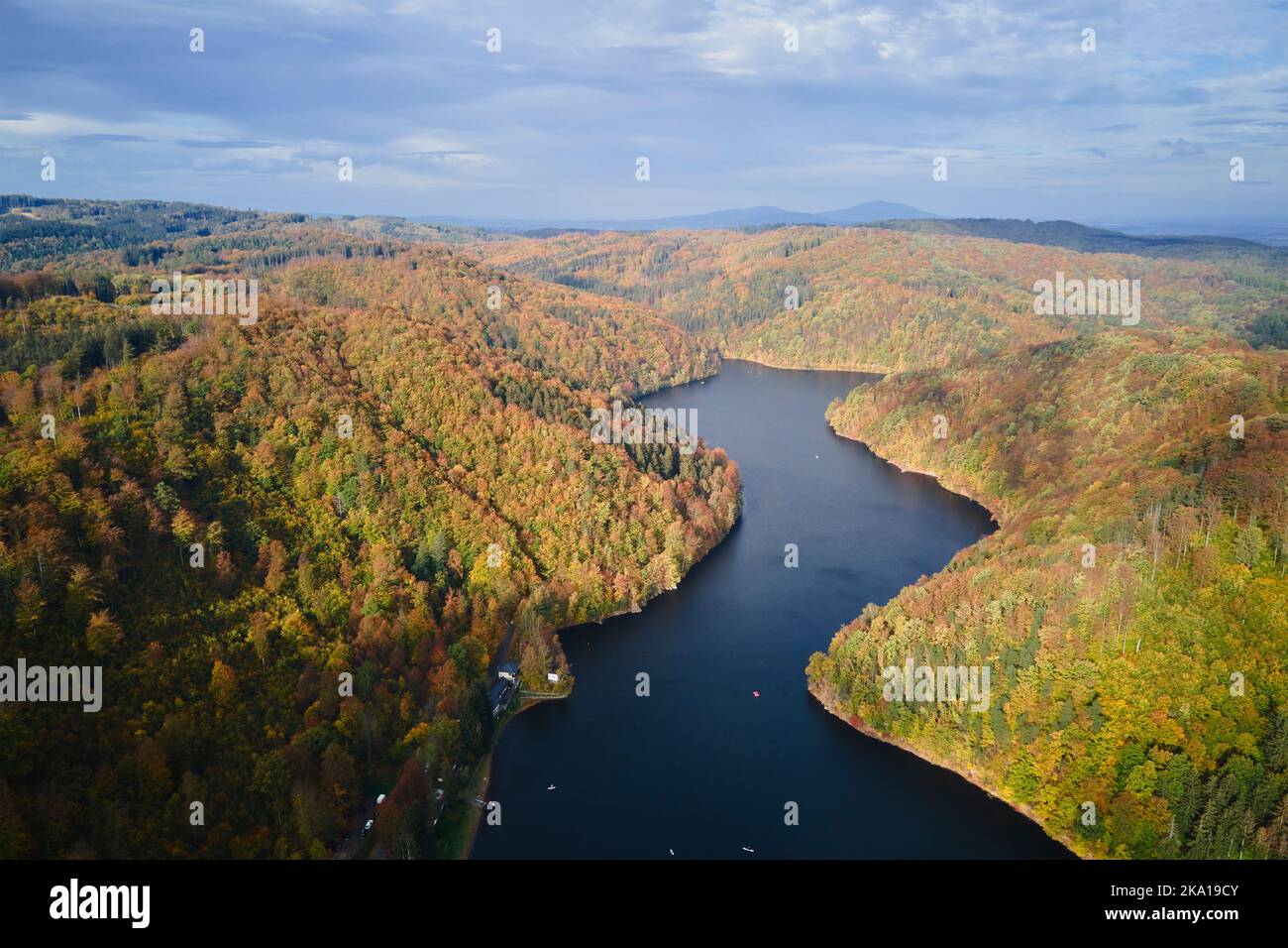 Vista aerea dall'alto di un incredibile paesaggio autunnale con montagne coperte di foresta e fiume. Splendido paesaggio naturale durante la stagione autunnale Foto Stock