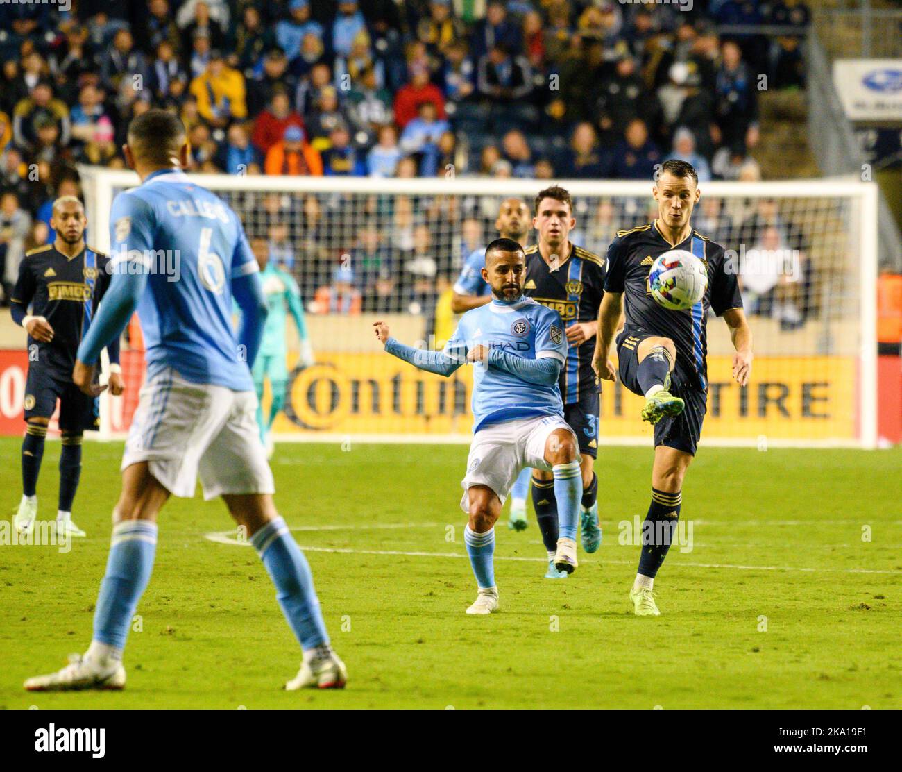 Chester, Pennsylvania, Stati Uniti. 30th Ott 2022. 30 ottobre 2022, Chester PA- Union playerDANIEL GAZDAG (6) in azione contro il giocatore NYFC, MAXIMILIANO MORALEZ (10) durante la partita al Subaru Park (Credit Image: © Ricky Fitchett/ZUMA Press Wire) Credit: ZUMA Press, Inc./Alamy Live News Foto Stock