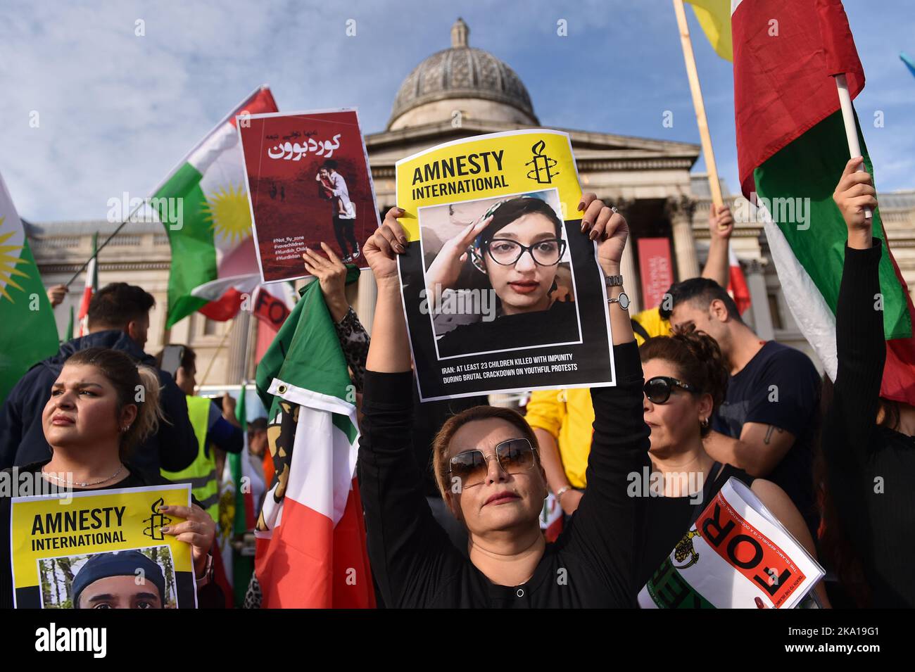 I manifestanti partecipano a una manifestazione a Trafalgar Square in solidarietà con la crescente rivolta per la libertà in Iran, per la morte di Mahsa Amini a seguito del suo arresto da parte della polizia morale iraniana. Mahsa Amini è stato ucciso in custodia il 16 settembre, dopo il suo arresto per presunta violazione delle leggi iraniane per le donne che indossavano hijab, velo e abiti modesti. Foto Stock