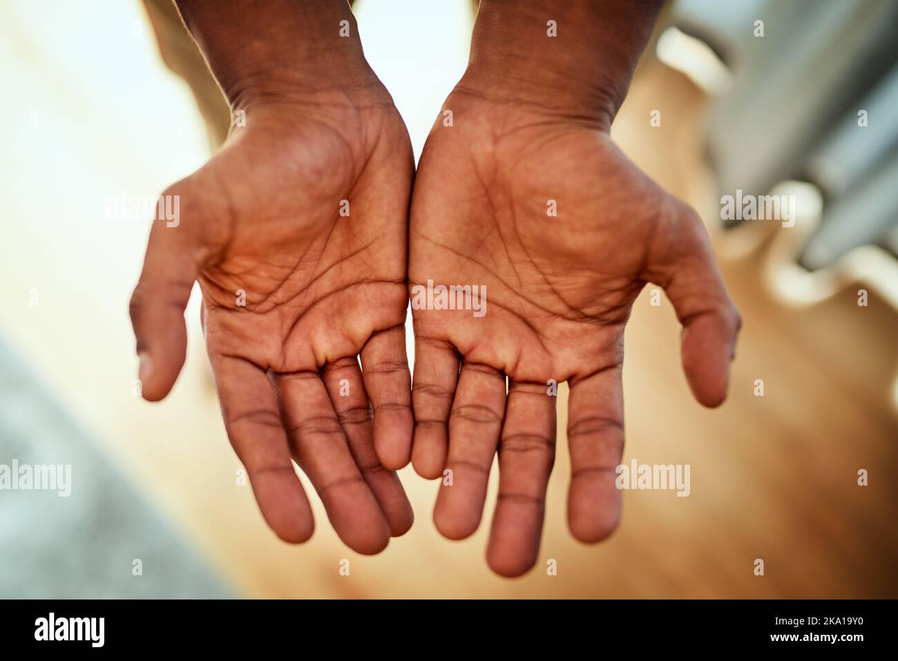 Ecco come appaiono le mani di lavoro. Il primo piano di una persona irriconoscibile apre le mani a casa durante il giorno. Foto Stock