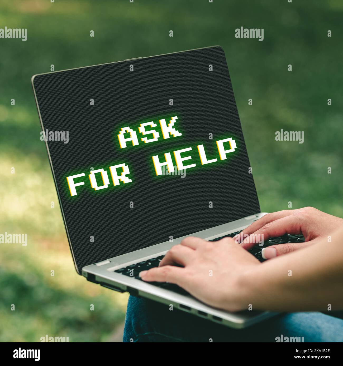 Visualizzazione concettuale chiedere aiuto. Parola scritta da solo qualcosa contro prendere in prestito vantaggi svantaggi importanti messaggi presentati sul telefono cellulare Foto Stock