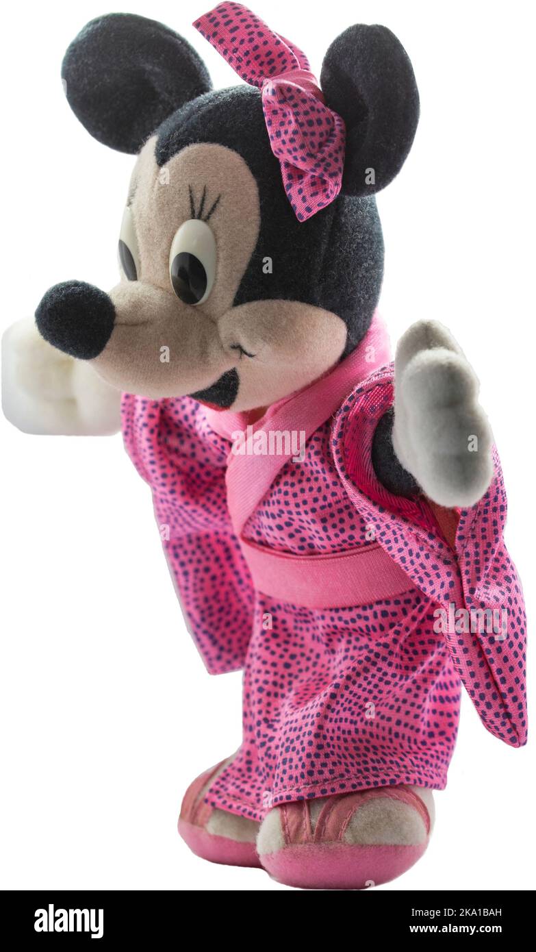 Roma, Italia 27 ottobre 2022: Roma, Italia 27 ottobre 2022: Vista del profilo di Minnie mouse peluche giocattolo still life con costume giapponese e amichevole postu Foto Stock